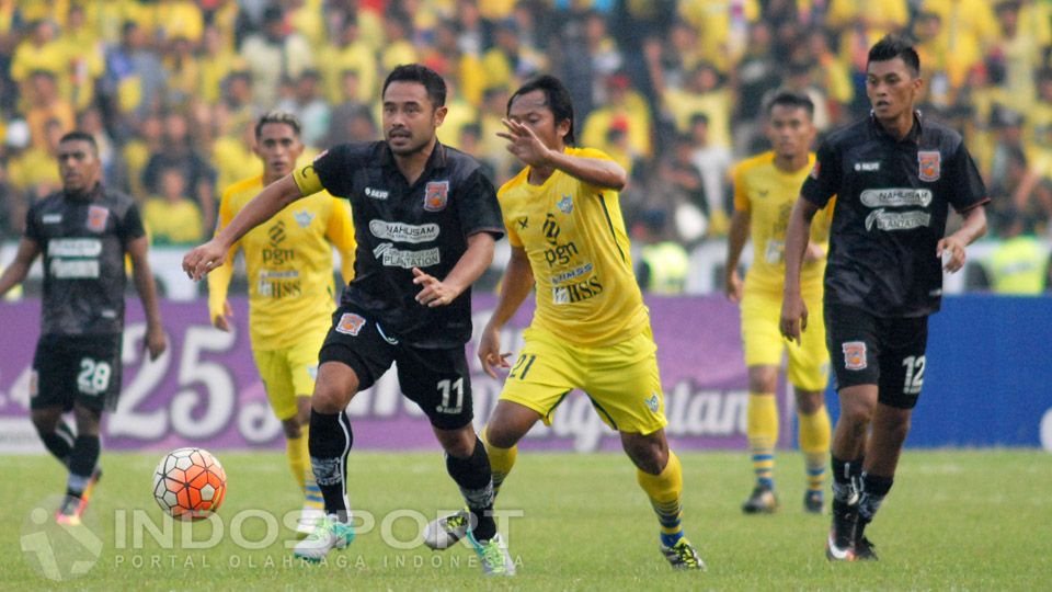 Ponaryo Astaman berduel dengan Jusmadi (Persegres Gresik United) di Stadion Petrokimia Gresik. Copyright: &copy; Fajar Kristanto/INDOSPORT